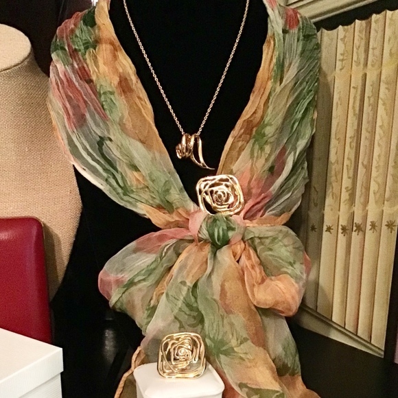 Vintage Necklace w/FREE Earrings (Clip) - Picture 3 of 5